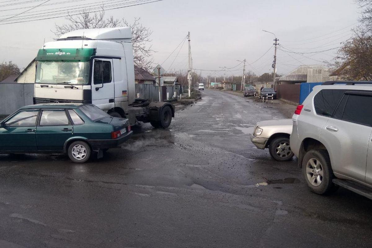 ВАЗ выехал на встречную полосу, в результате чего образовалась пробка ВАЗ выехал на встречную полосу, в результате чего образовалась пробка
