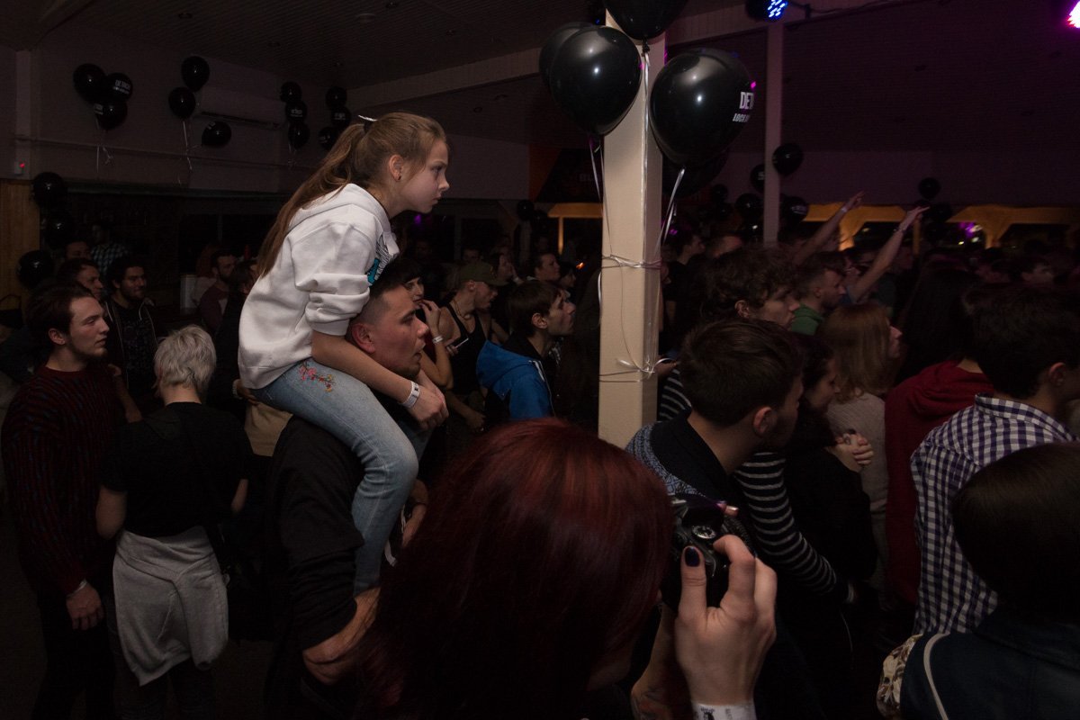 Среди фанатов были люди разных возрастов Среди фанатов были люди разных возрастов