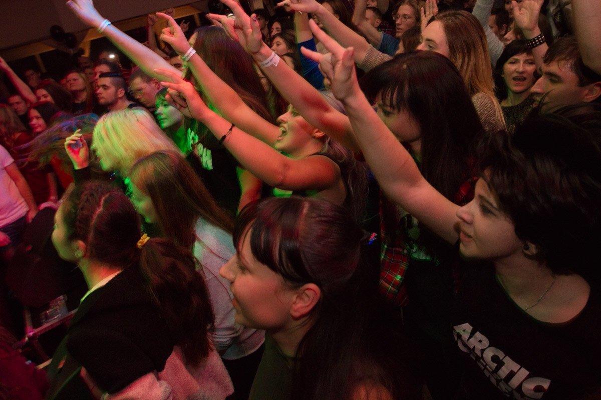 Фанатки группы встретили рокеров дружным визгом Фанатки группы встретили рокеров дружным визгом