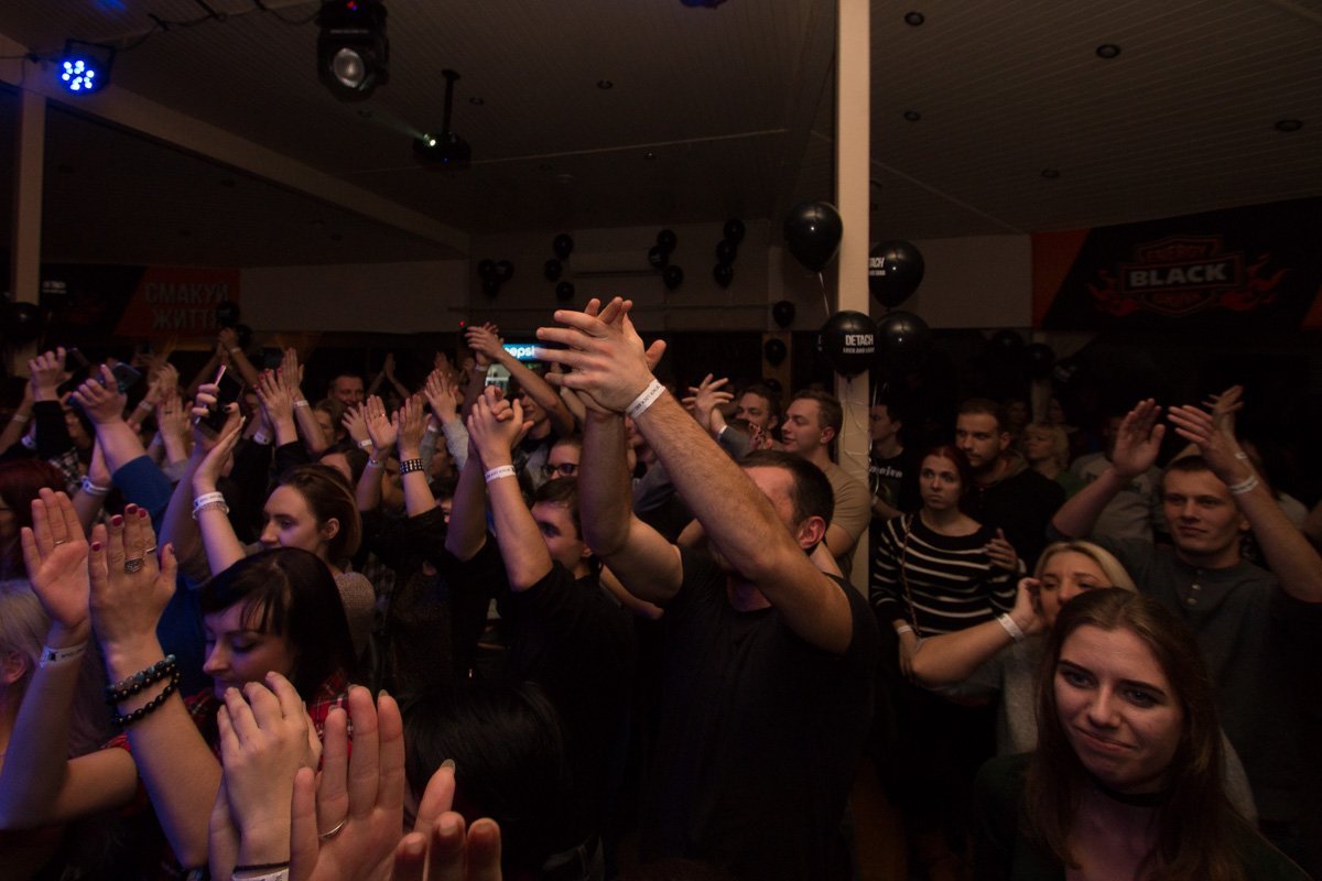 Поклонники покидали концерт буквально мокрыми Поклонники покидали концерт буквально мокрыми