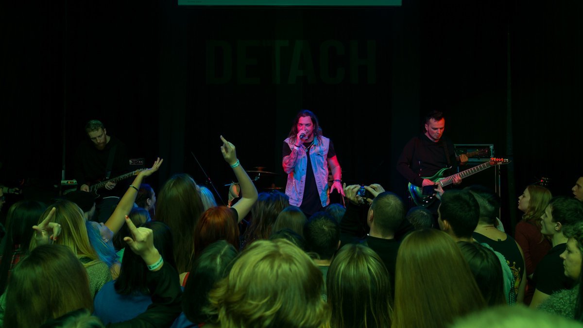 Detach собрали у себя на концерте "разношерстную" публику Detach собрали у себя на концерте "разношерстную" публику