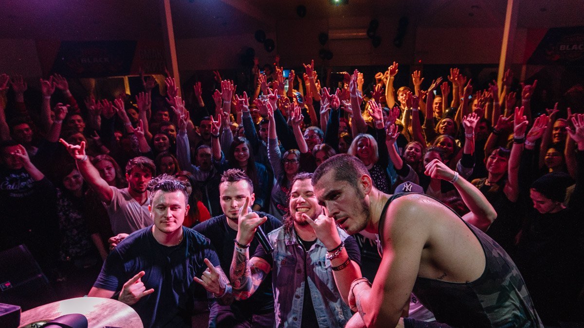 Группа сделала с залом совместное селфи