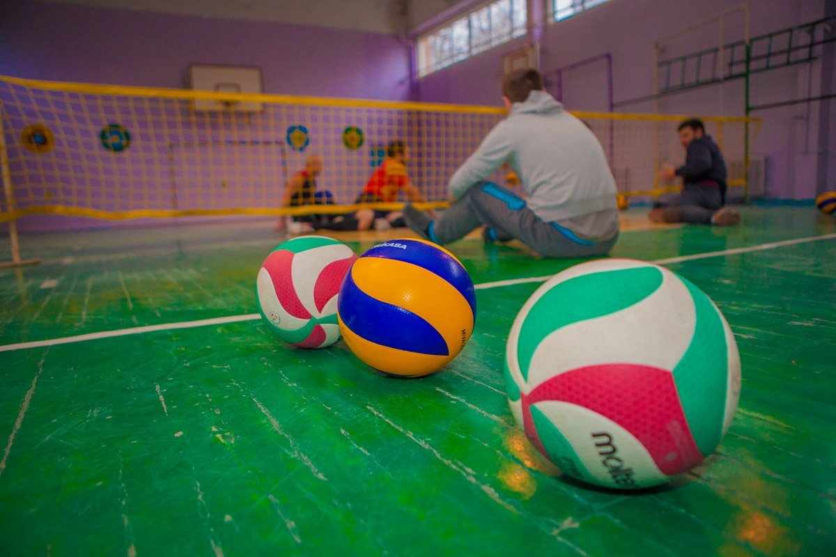 В одной из школ Днепра проводятся тренировки по волейболу сидя В одной из школ Днепра проводятся тренировки по волейболу сидя