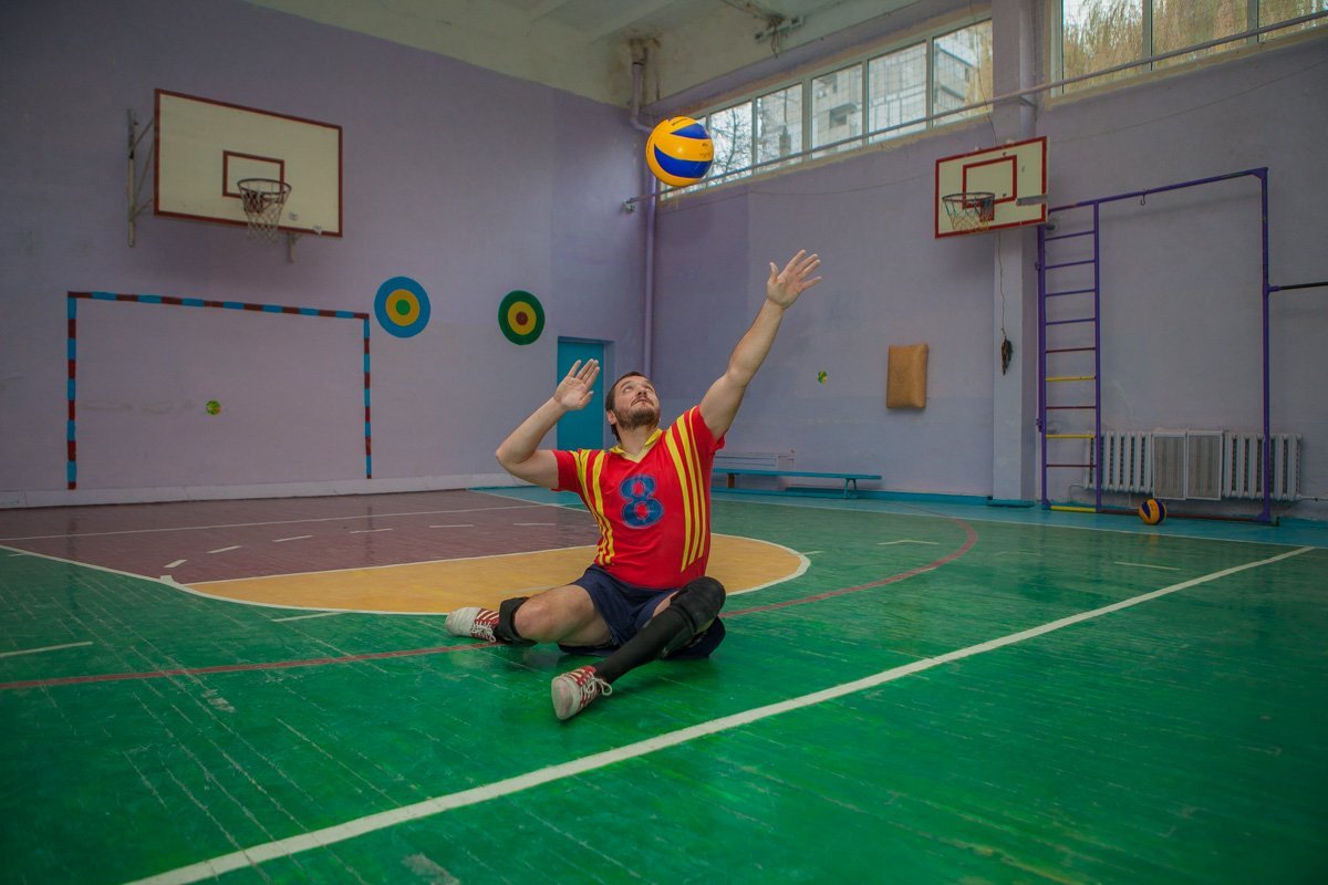 Спортсмены забрасывали мячи в кольцо Спортсмены забрасывали мячи в кольцо