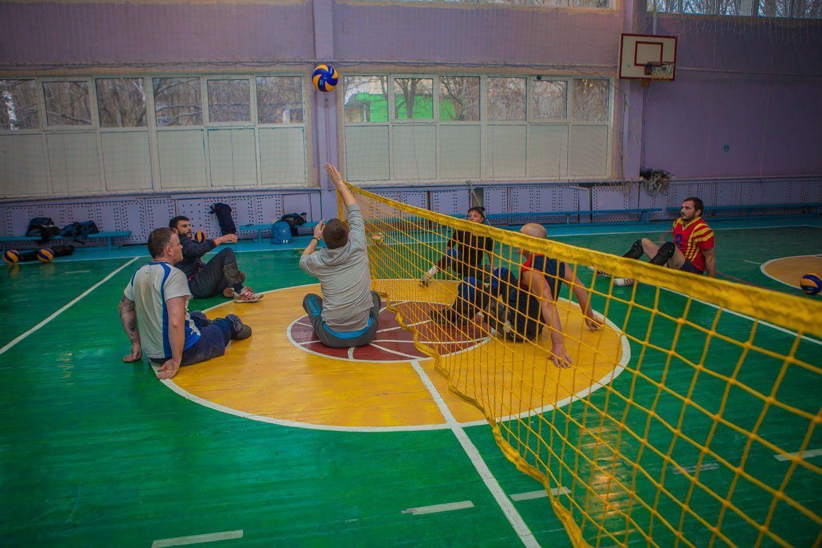 Участники разделились на команды и играли в волейбол Участники разделились на команды и играли в волейбол