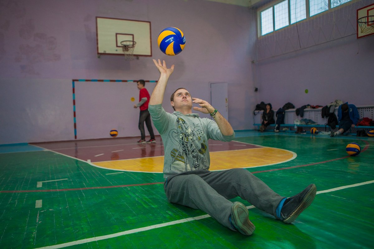 На тренировках Алексей Харламов тренирует будущих участников сборной На тренировках Алексей Харламов тренирует будущих участников сборной