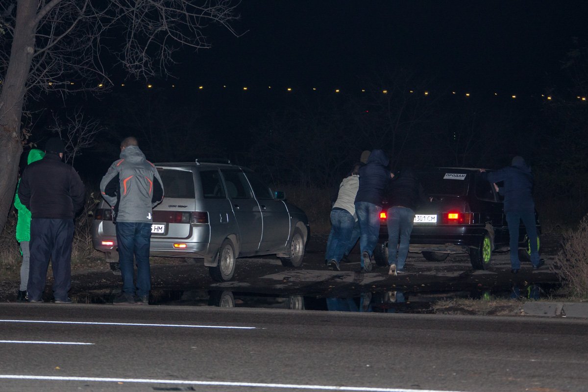 Спустя пол дня ВАЗ убрали с дороги Спустя пол дня ВАЗ убрали с дороги