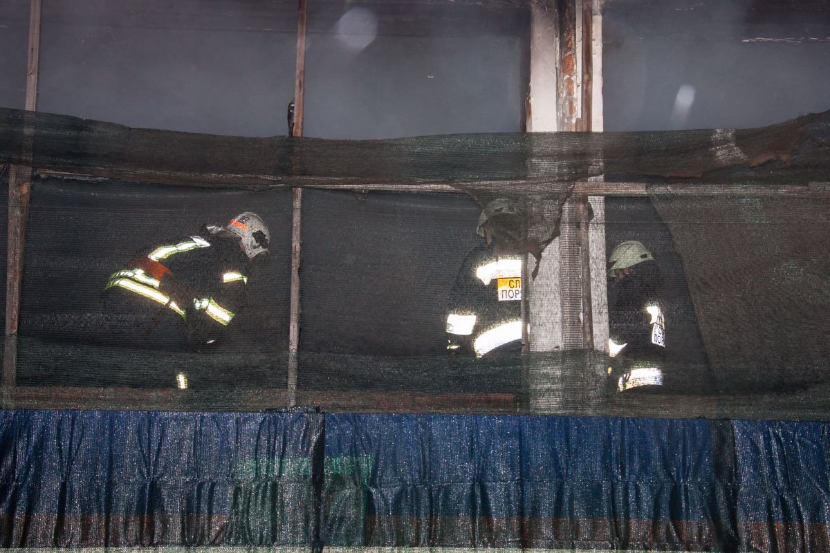 Отражательные элементы видно сквозь дым