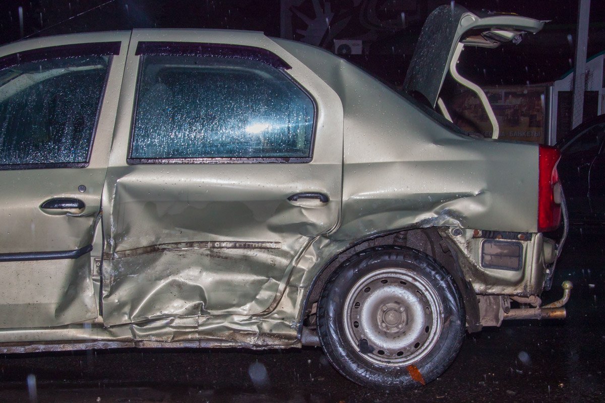 Удар пришелся в левую часть автомобиля Удар пришелся в левую часть автомобиля