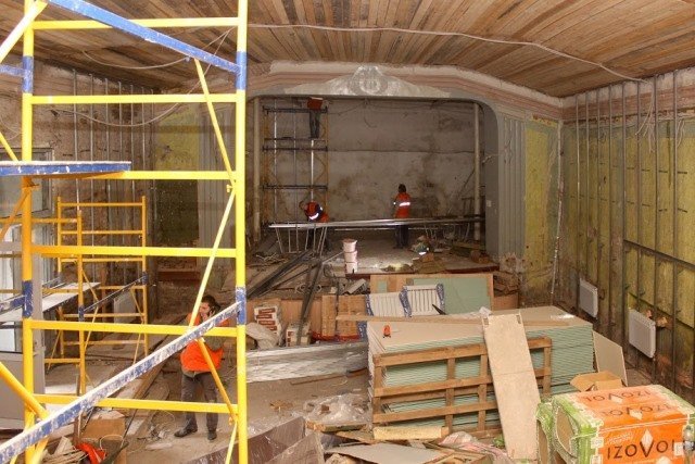 Внутри здания ведется активный ремонт