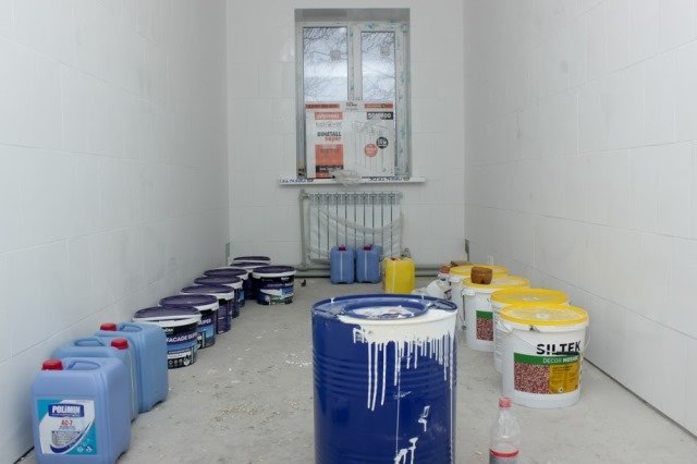 Внутри проводят ремонтные работы