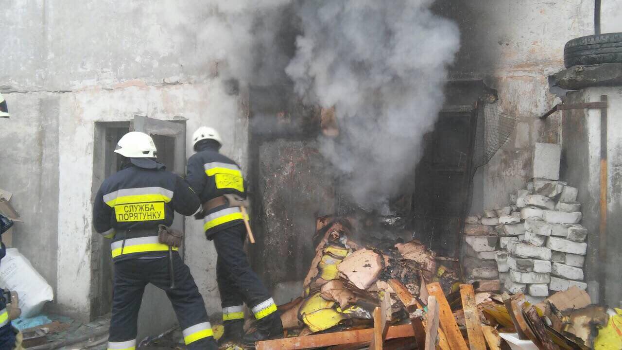 Пожар возник на территории авторемонтного завода