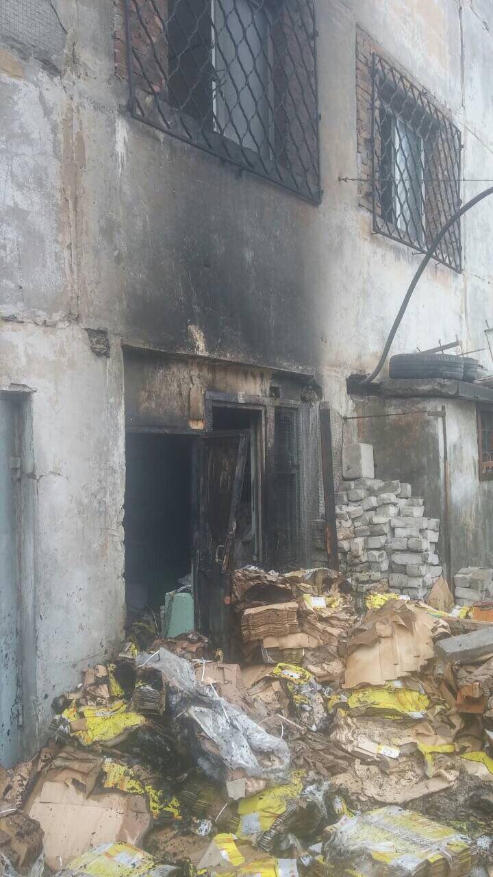 Огонь уничтожил мусор в здании на территории завода