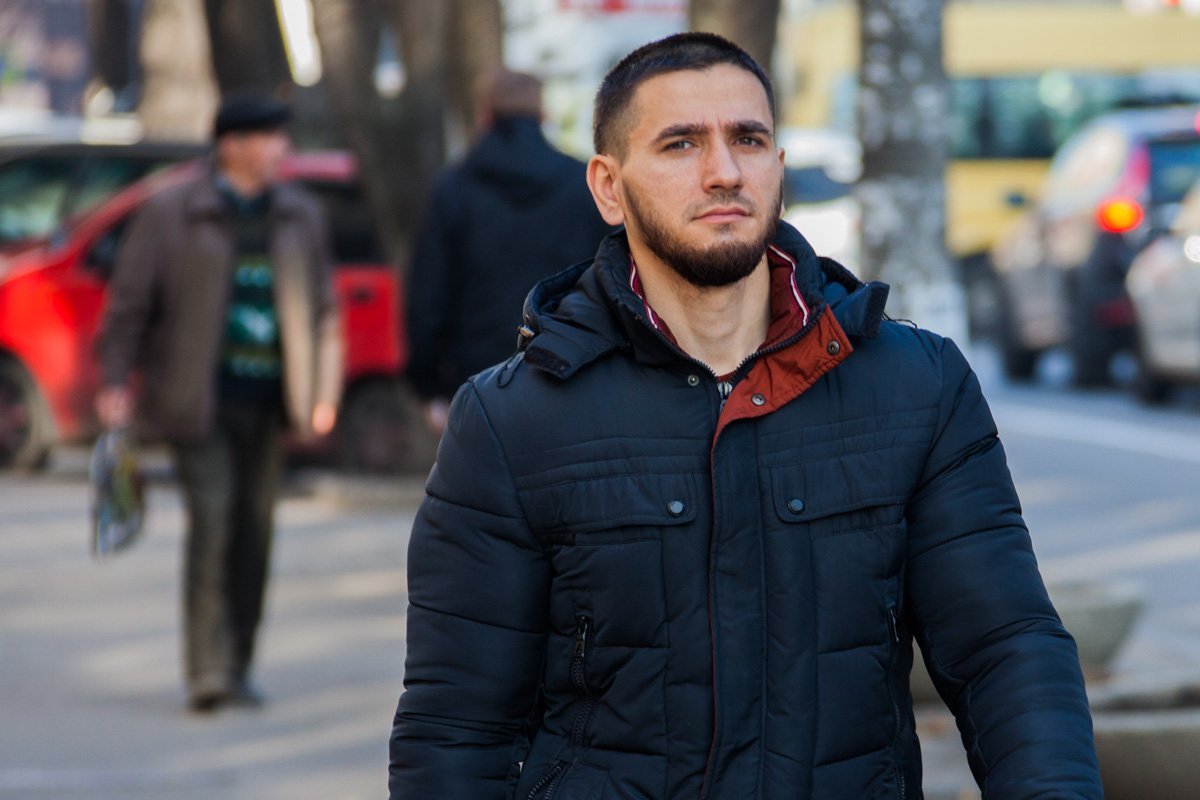 От пронизывающего взгляда мужчин из Днепра никуда не скрыться