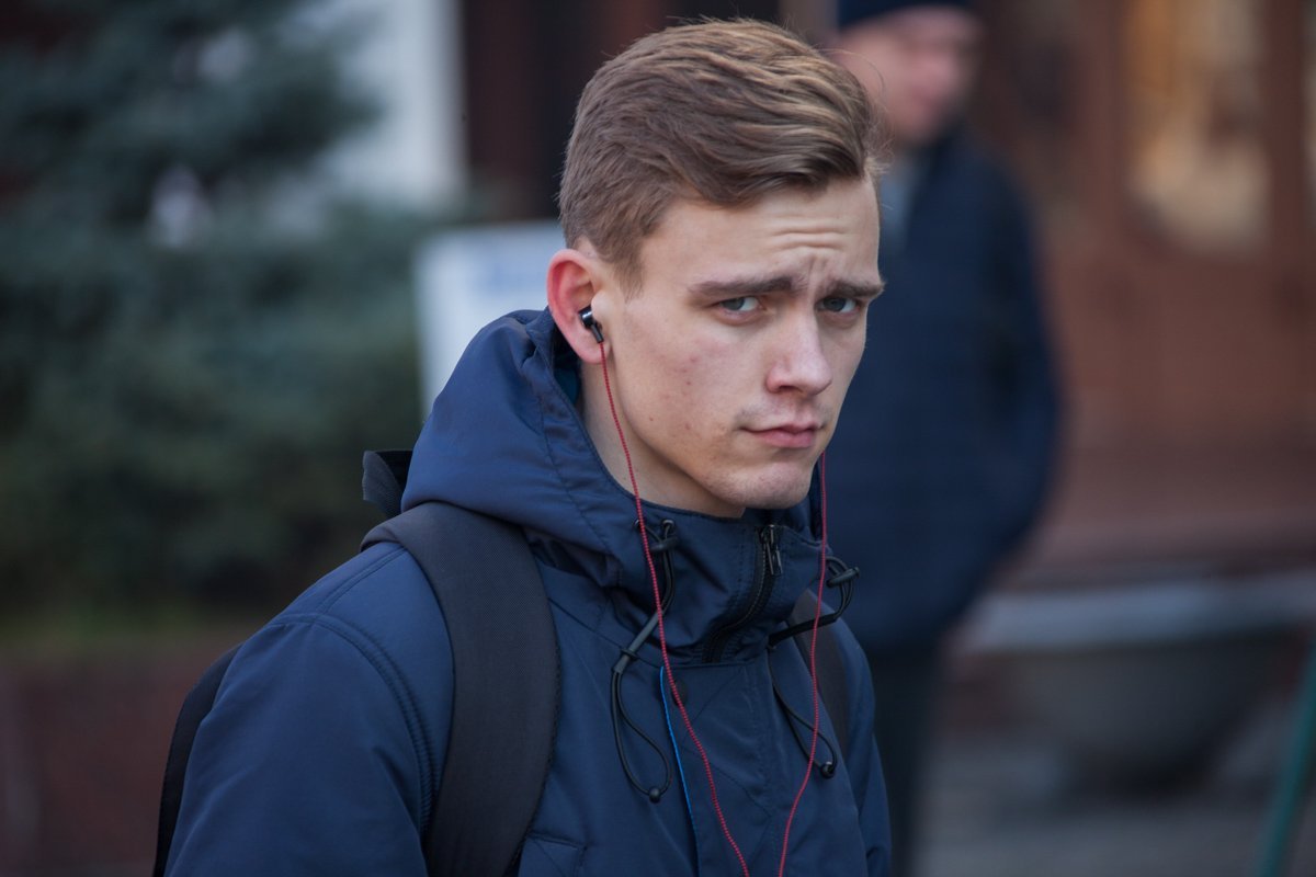 Некоторые люди чувствуют музыку по-особенному. Можно предположить, что у молодого человека играет Radiohead