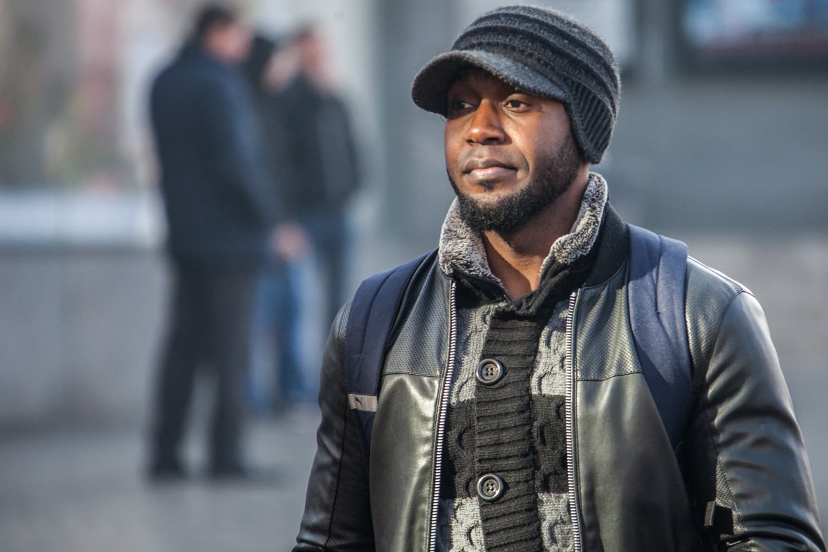 Конец ноября заставляет людей одеваться теплее