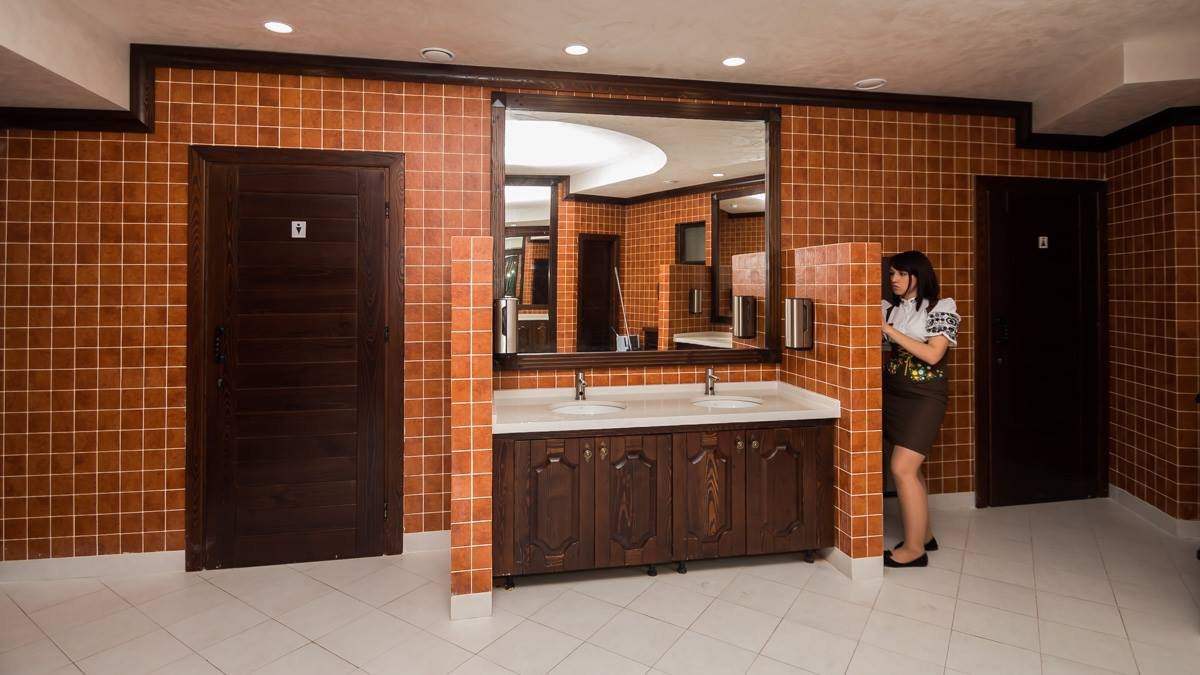 Заходят в разные комнаты, встречаются в одной