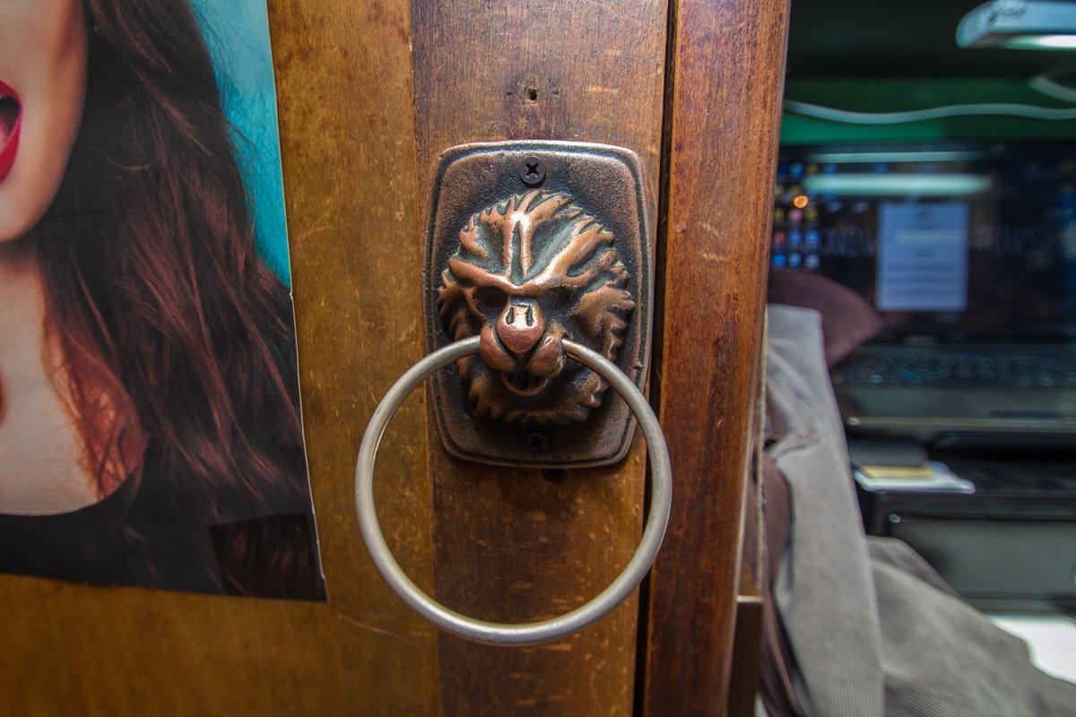 В этот туалет можно эпично постучать