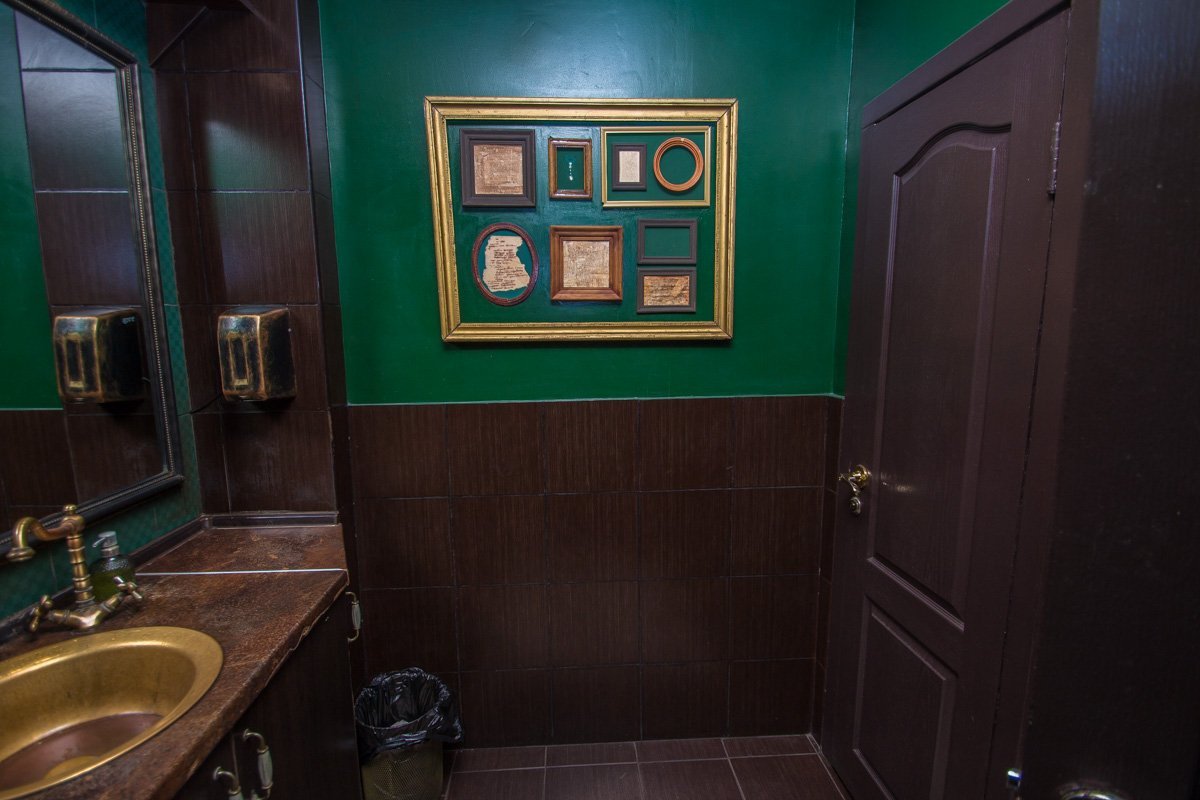 Пока сидишь, можно почитать письмена