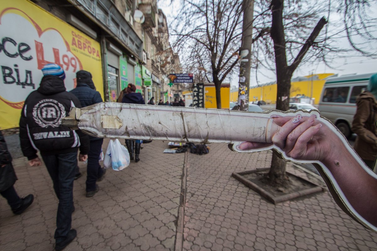 Если вы думали спокойно пройти мимо рекламы, вальяжно задев ее плечом, спешим вас обрадовать - внутри скалки - арматура