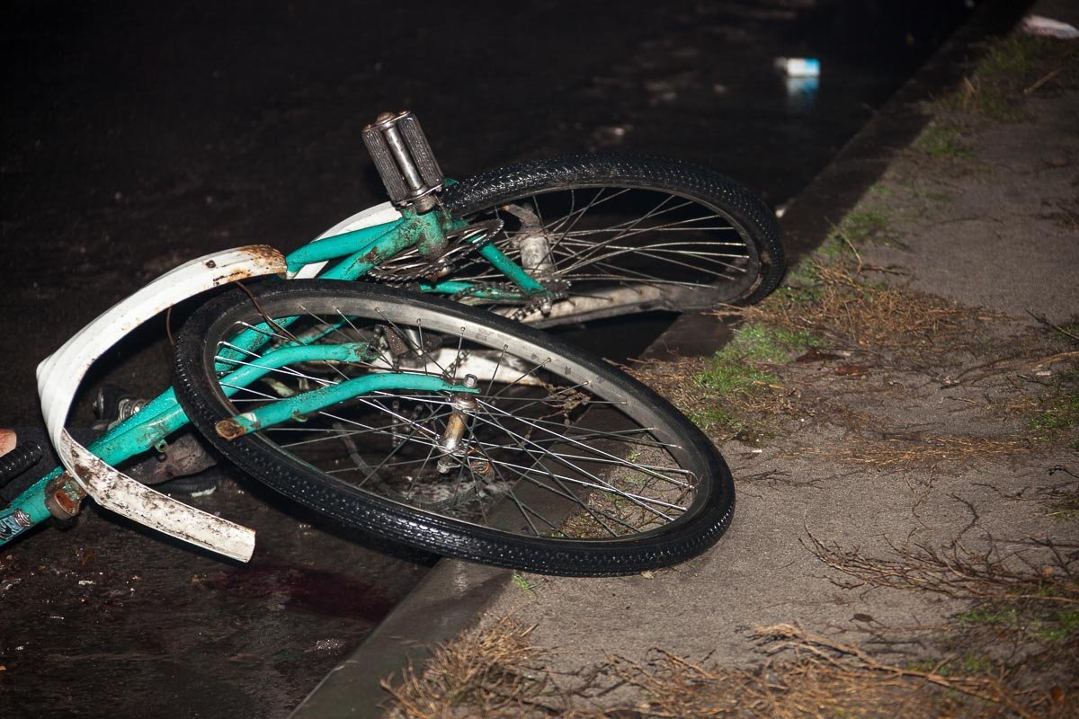 Велосипедист ехал по центру дороги