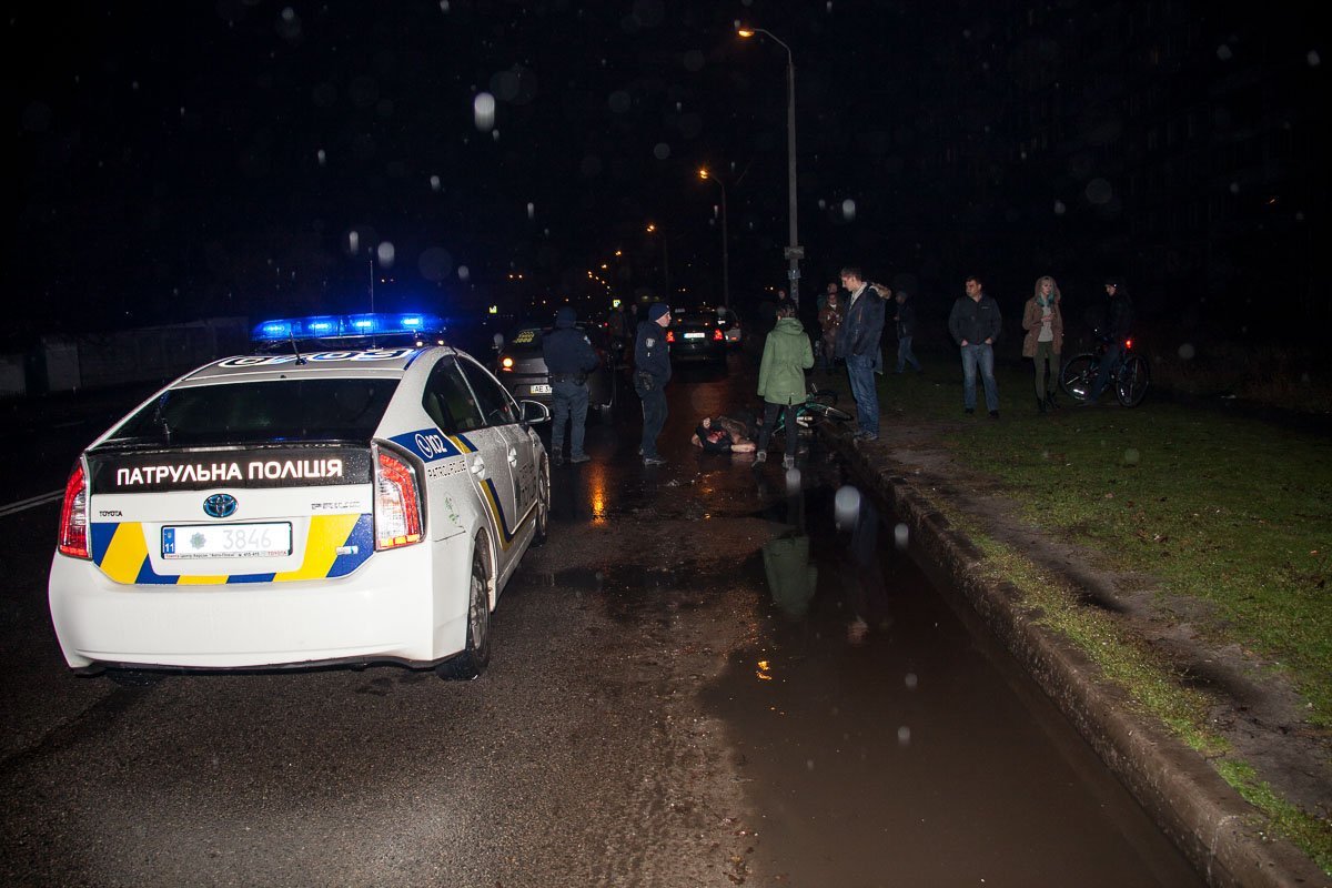 Парень ехал в одной футболке и шортах