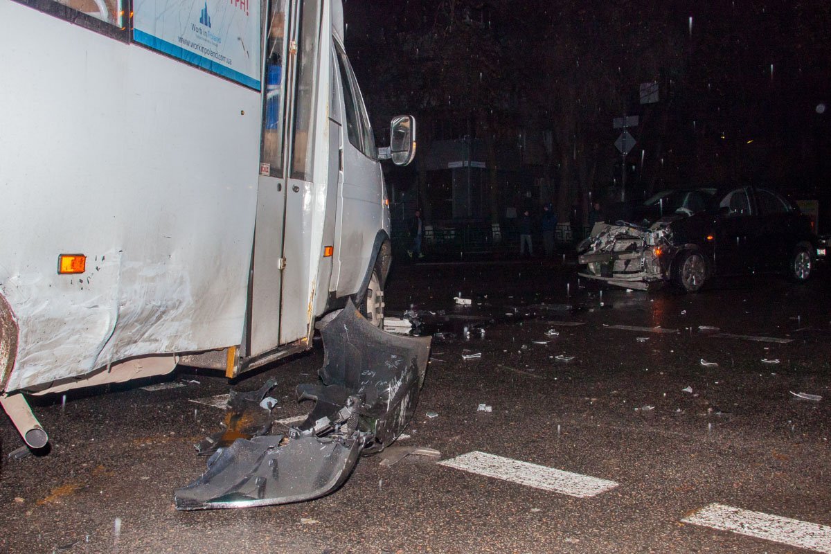 На улице Князя Владимира Великого Nissan протаранил маршрутку На улице Князя Владимира Великого Nissan протаранил маршрутку