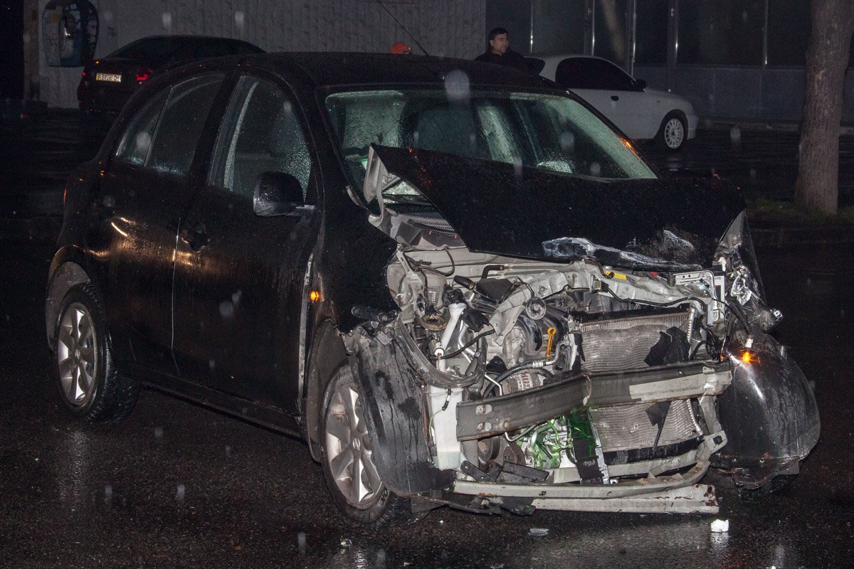 Вследствие столкновения разбита передняя часть автомобиля Nissan Вследствие столкновения разбита передняя часть автомобиля Nissan