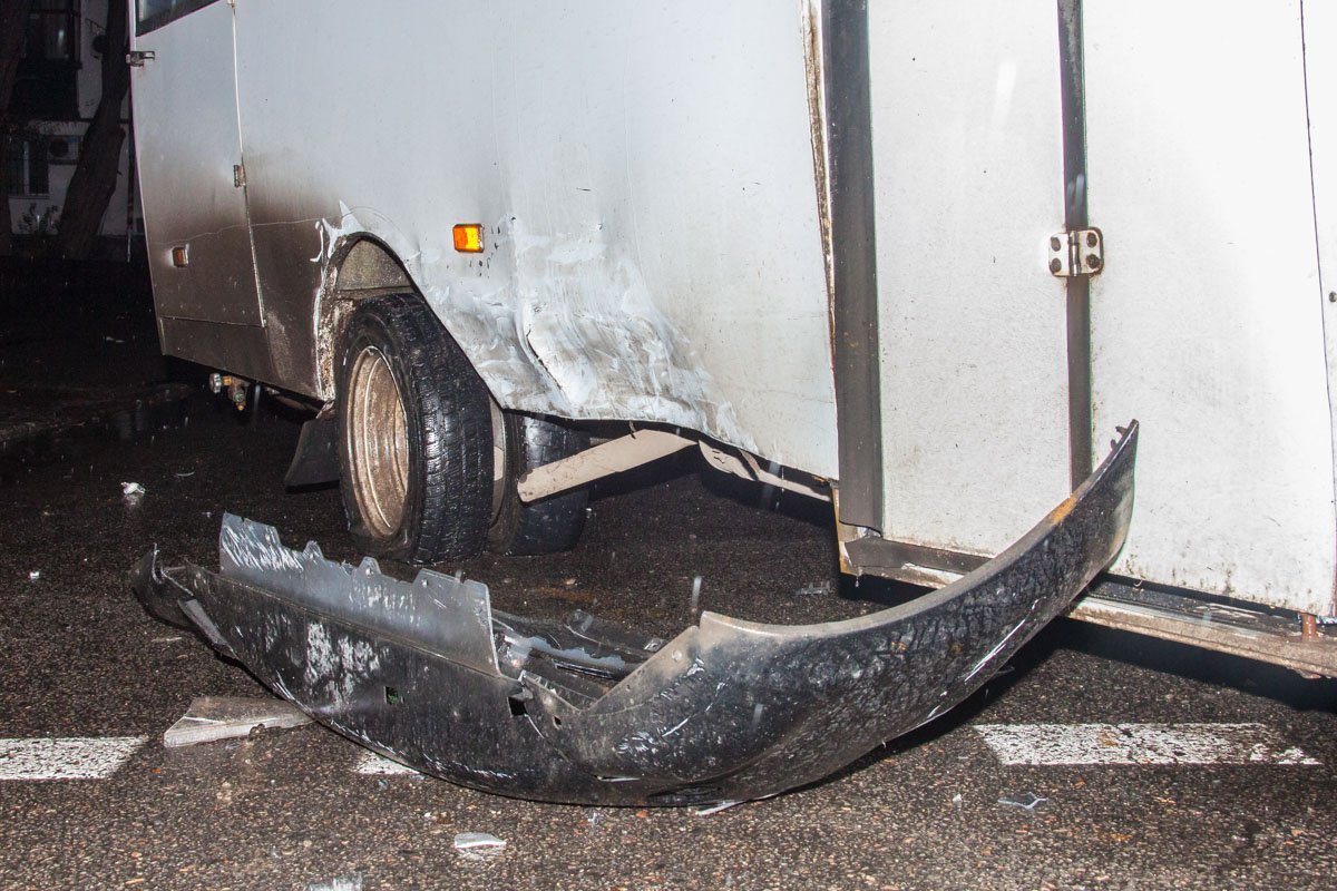 Удар пришелся в бок ГАЗели Удар пришелся в бок ГАЗели