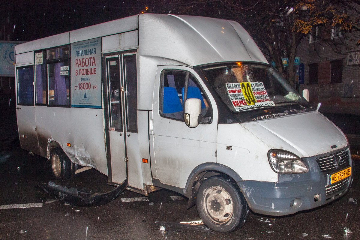 В салоне маршрутки пассажиров не было, водитель сдал смену и ехал на заправку В салоне маршрутки пассажиров не было, водитель сдал смену и ехал на заправку