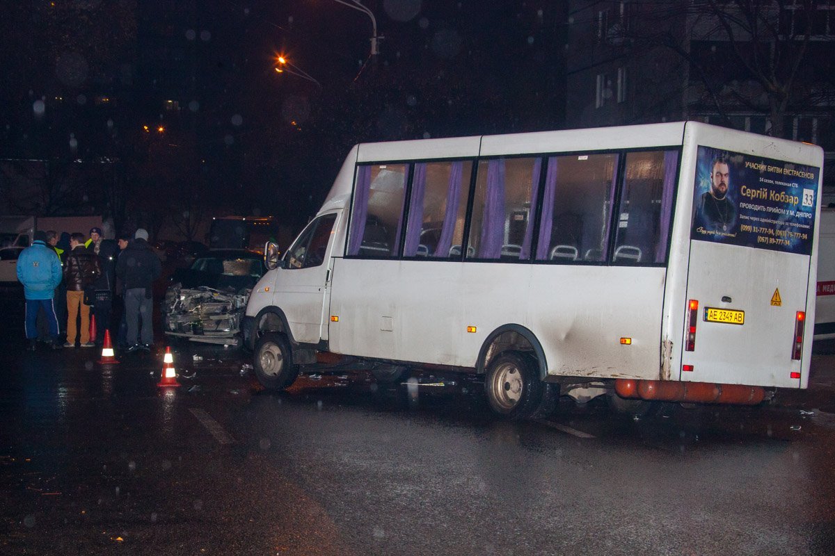 Из-за удара маршрутное такси развернуло Из-за удара маршрутное такси развернуло