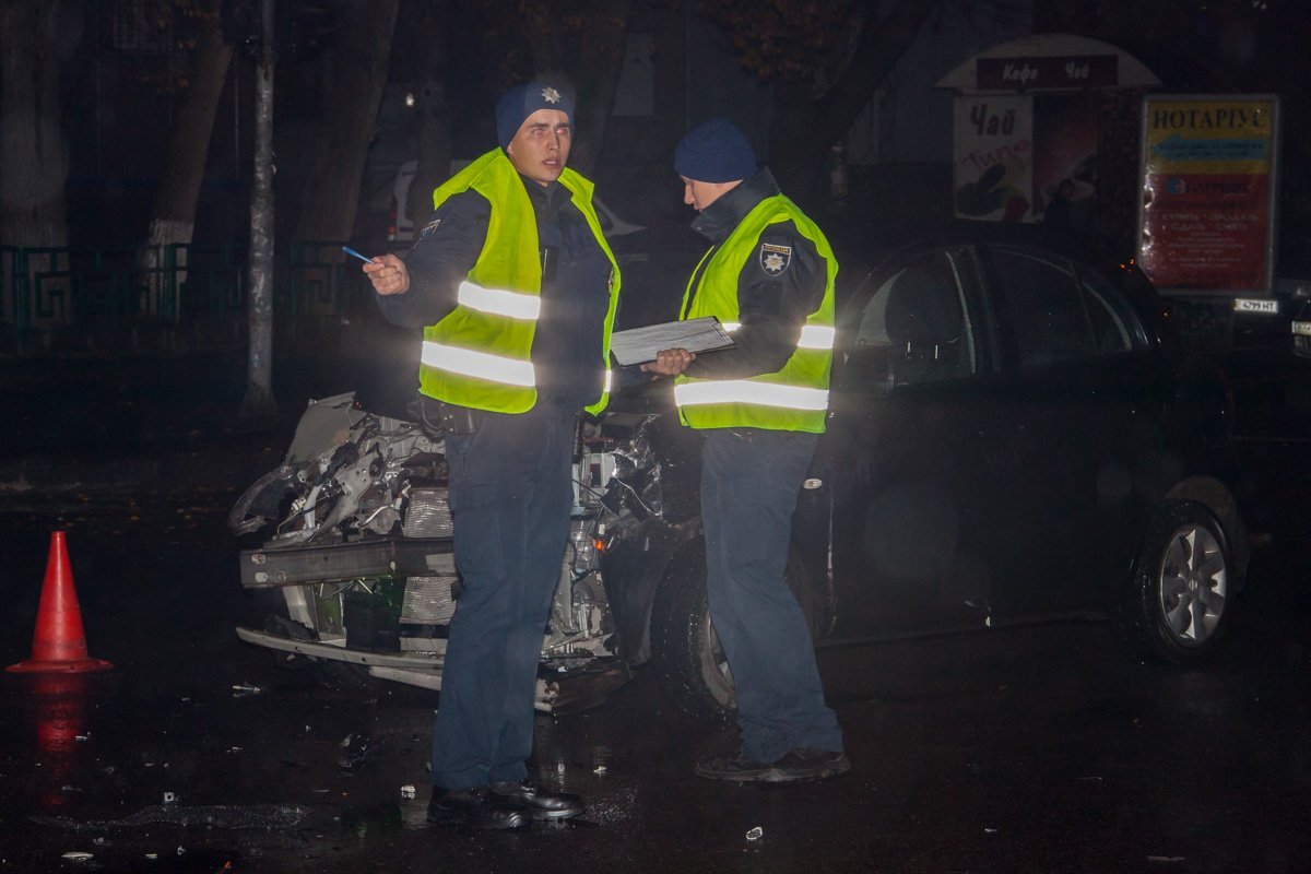 Сотрудники патрульной полиции составили схему ДТП Сотрудники патрульной полиции составили схему ДТП