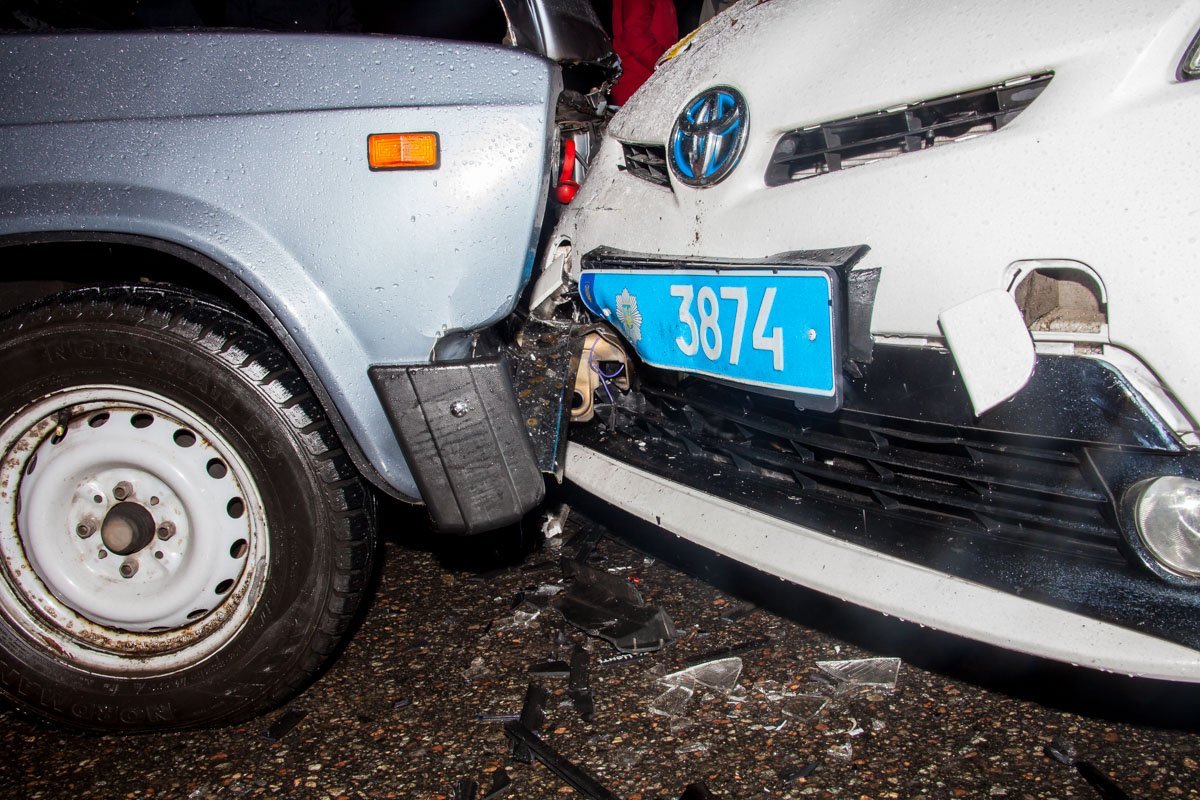 На проспекте Мануйловском столкнулись ВАЗ и патрульный автомобиль Toyota Prius На проспекте Мануйловском столкнулись ВАЗ и патрульный автомобиль Toyota Prius