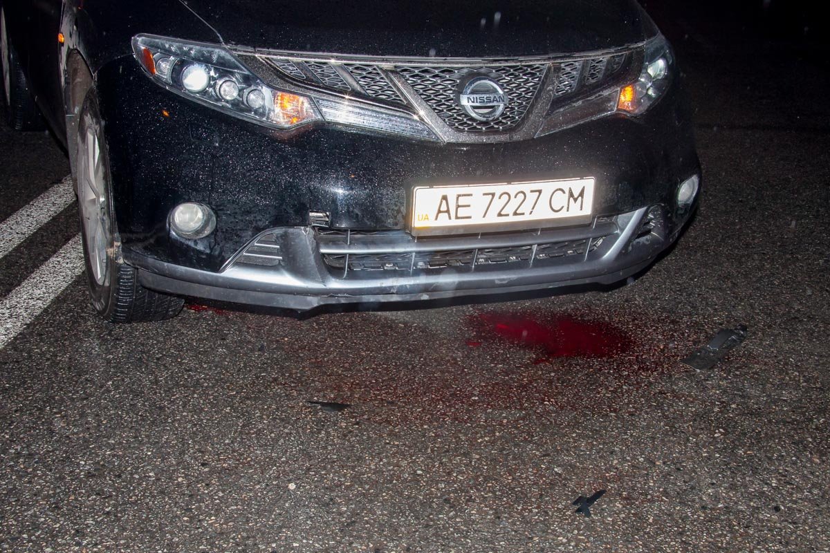 Автомобиль Nissan переехал пешехода-нарушителя передним колесом Автомобиль Nissan переехал пешехода-нарушителя передним колесом