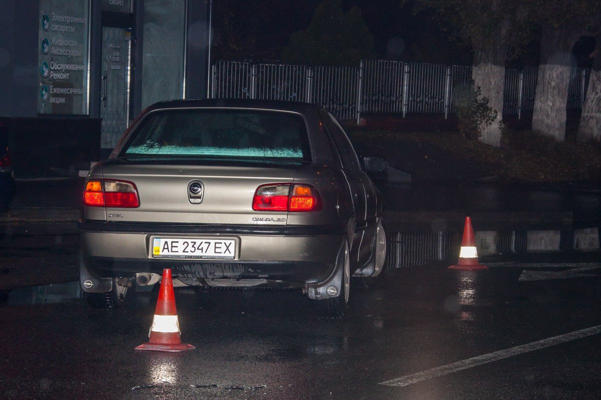 Opel пытался уйти от столкновения, но не удалось: из-за мокрого асфальта машину понесло юзом Opel пытался уйти от столкновения, но не удалось: из-за мокрого асфальта машину понесло юзом