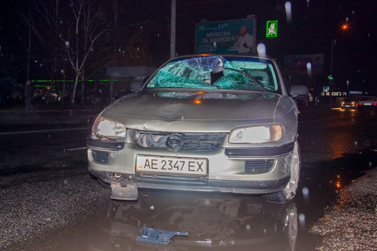 Двигаясь в плотном трафике водитель Opel не увидел мужчину, перебегающего дорогу Двигаясь в плотном трафике водитель Opel не увидел мужчину, перебегающего дорогу