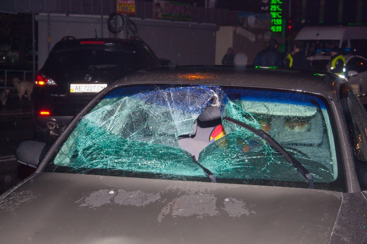 Удар был такой силы, что пешеход выбил лобовое стекло Удар был такой силы, что пешеход выбил лобовое стекло