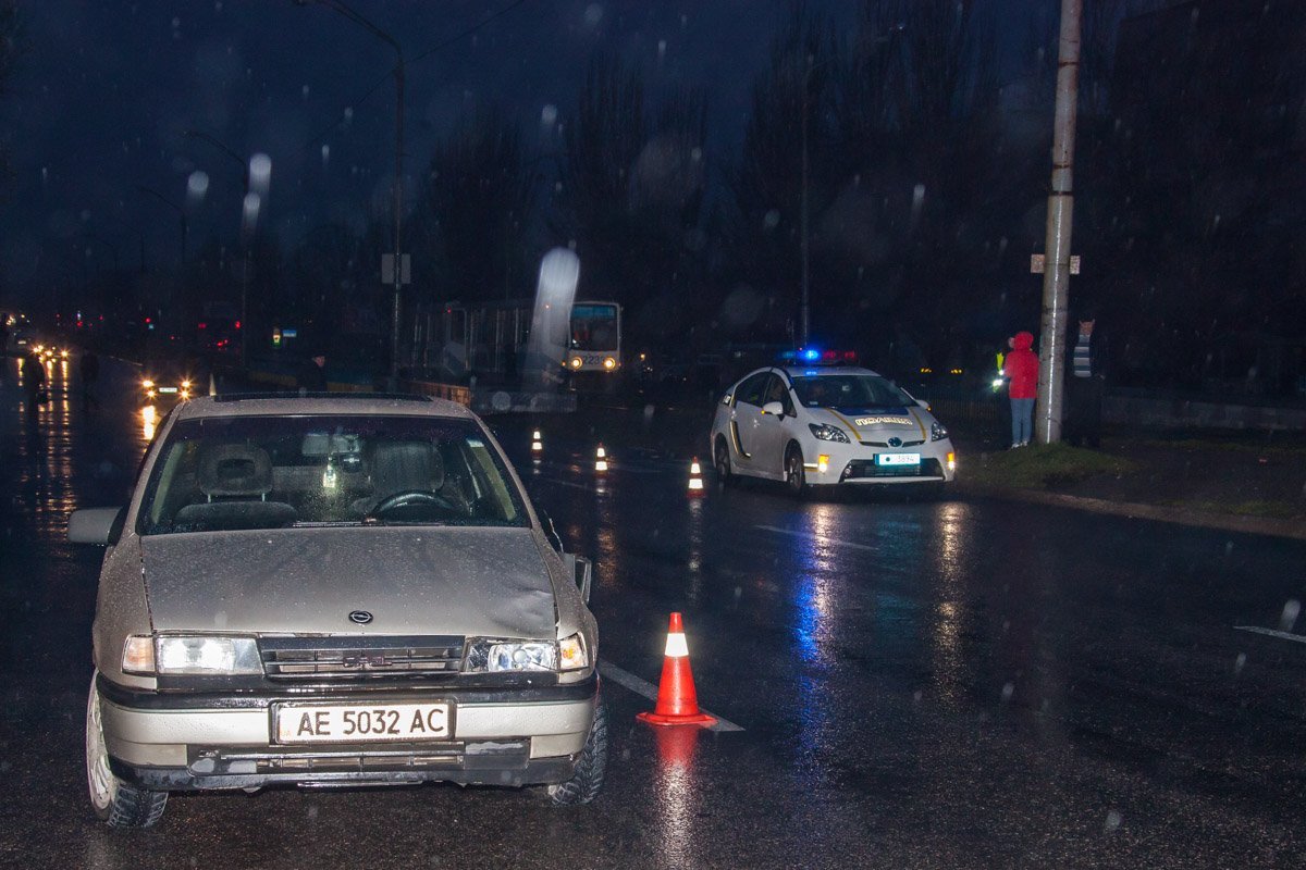 На Донецком шоссе водитель автомобиля Opel сбил пешехода, перебегавшего проезжую часть в неположенном месте На Донецком шоссе водитель автомобиля Opel сбил пешехода, перебегавшего проезжую часть в неположенном месте