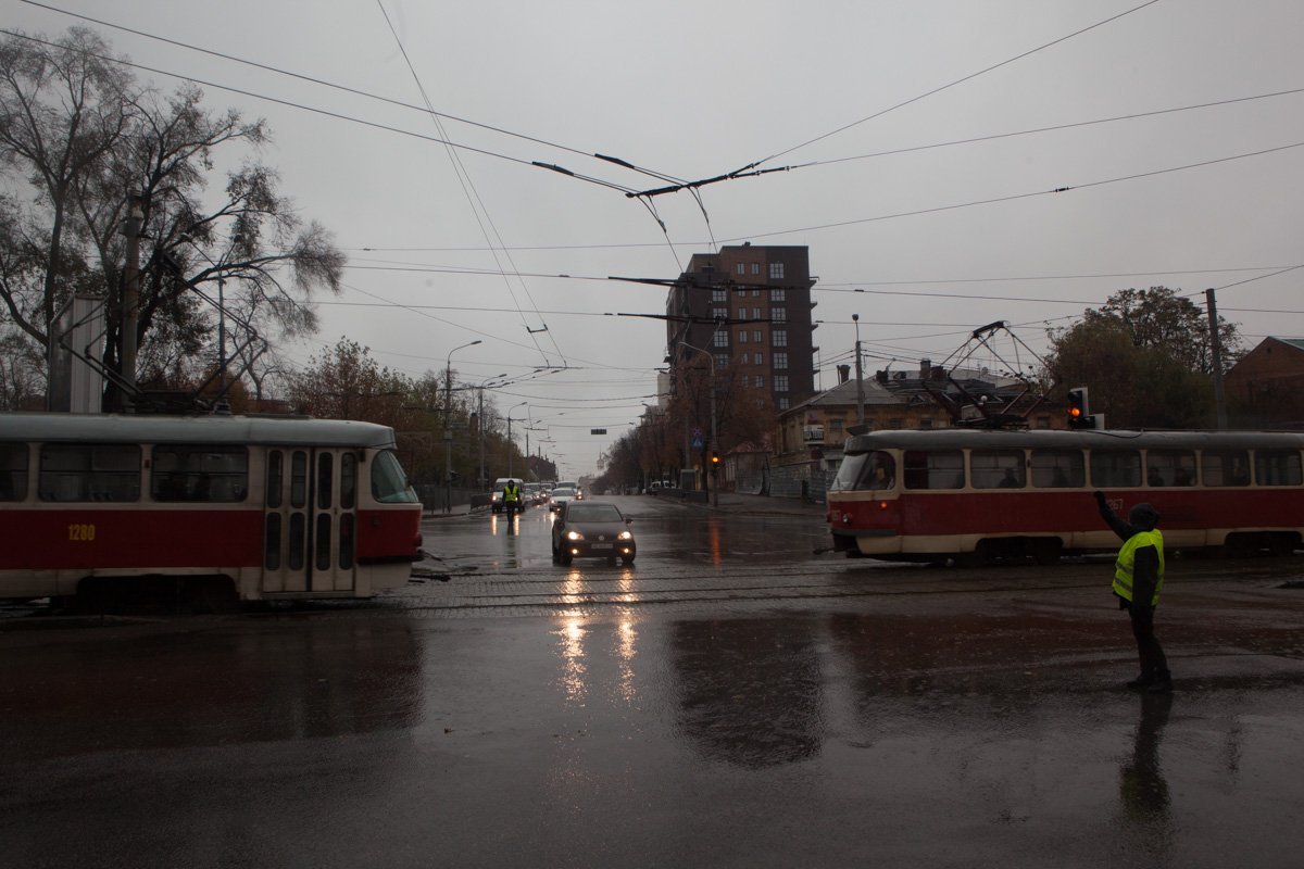 Регулировщики работают на самых оживленных перекрестках города в этот день