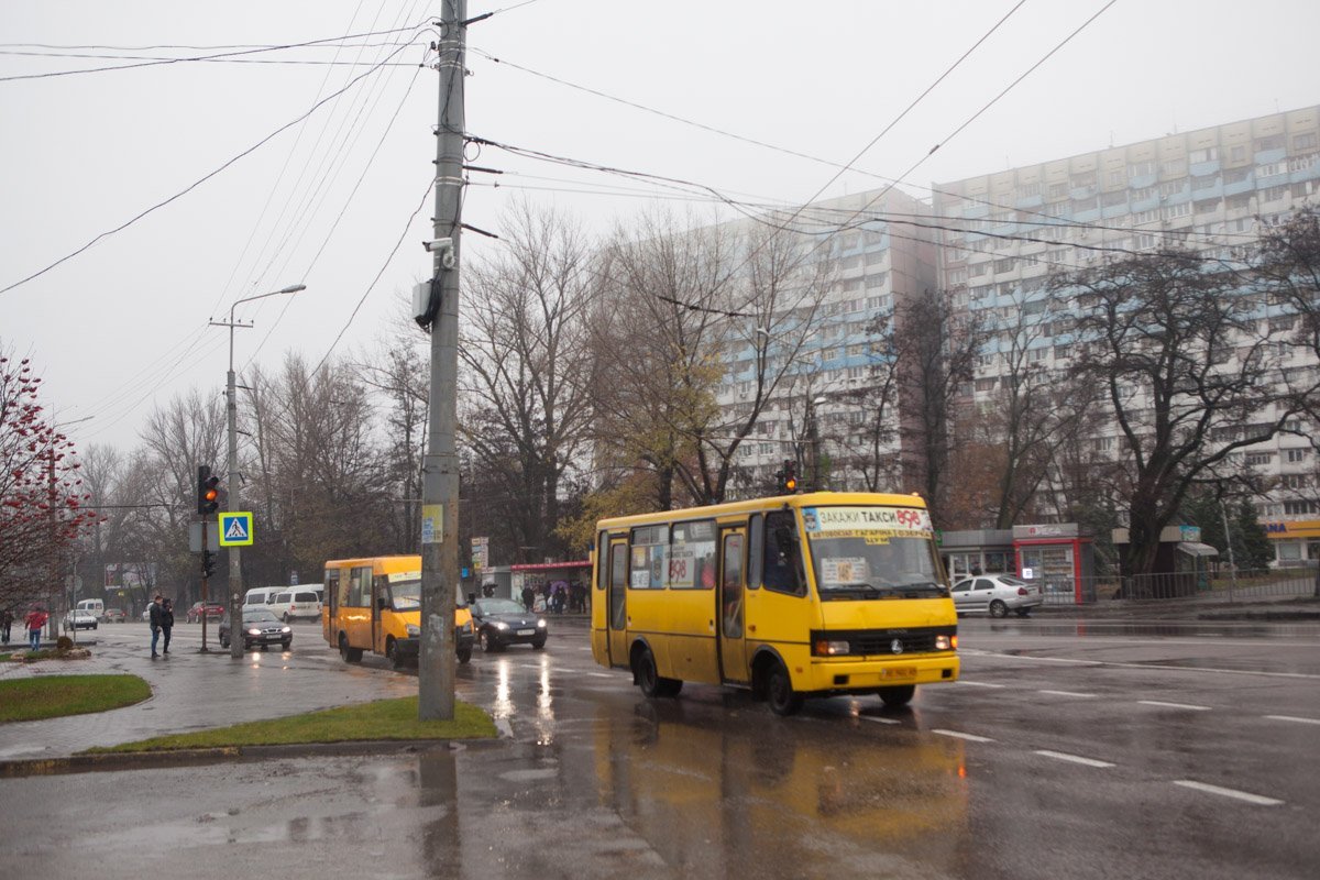 В дождливый день ехать жителям не лень