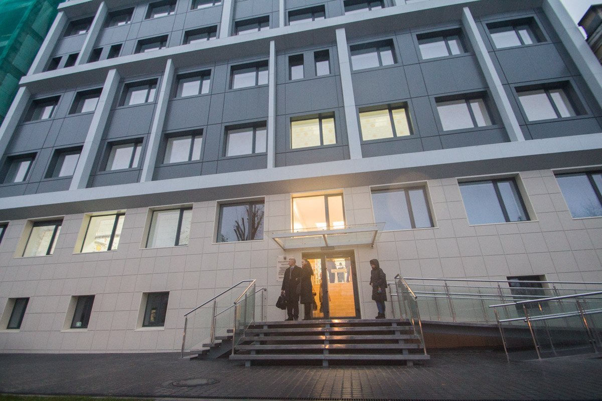 Вход в здание с автоматическими дверями