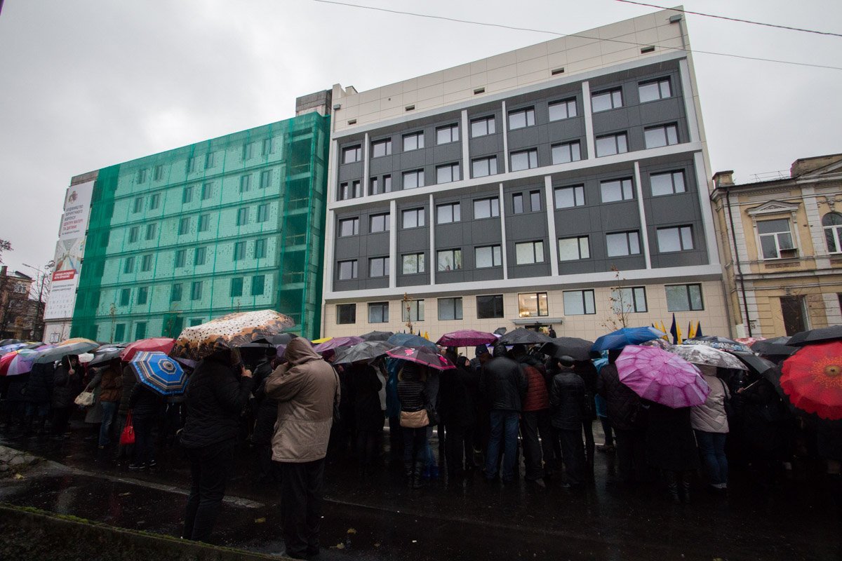 Так обновленный центр выглядит снаружи. Слева строится здание хирургического корпуса