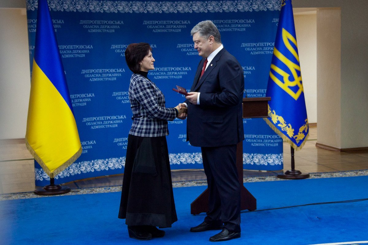 Президент вручает орден «За мужество» III степени 