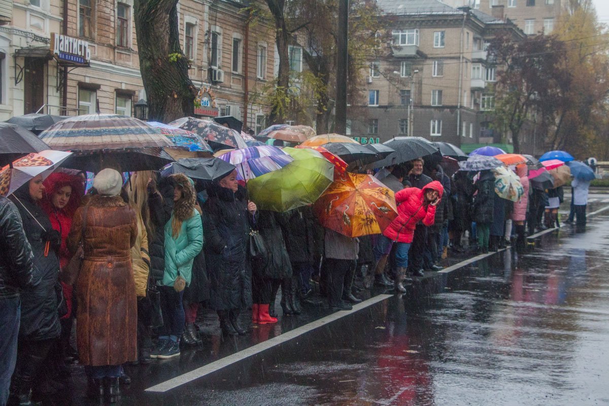 На открытие корпуса медцентра пришли более ста жителей Днепра