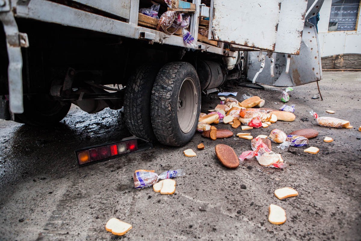 Много товара выпало из грузовика Много товара выпало из грузовика