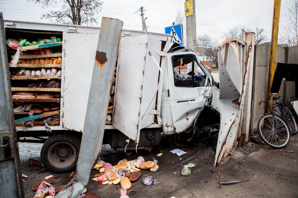 Хлеб выпал прямо в частный двор Хлеб выпал прямо в частный двор