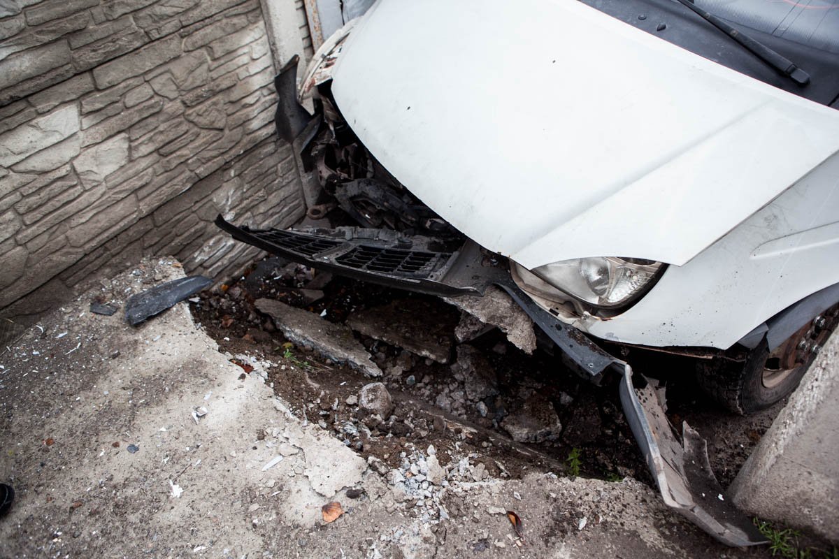 Передняя часть машины в хлам Передняя часть машины в хлам