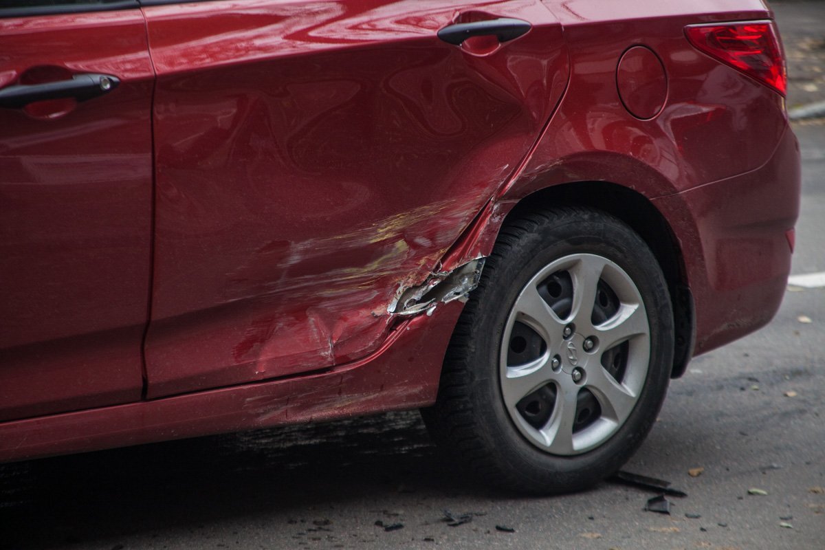 Peugeot задел левую заднюю дверь Hyundai Peugeot задел левую заднюю дверь Hyundai