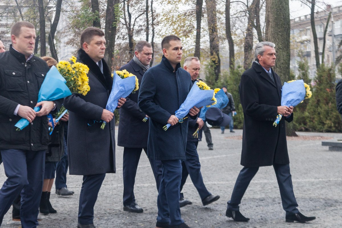Представители городской и областной власти возложили цветы Представители городской и областной власти возложили цветы