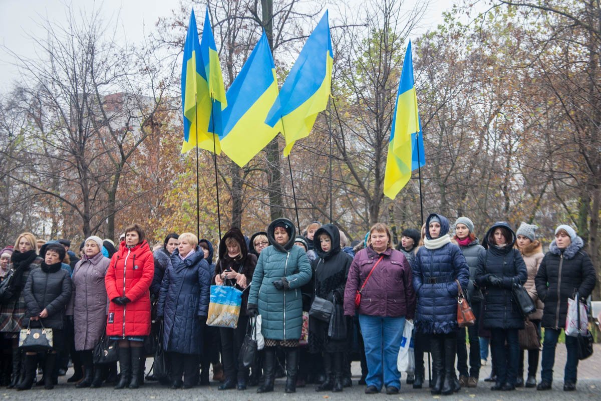 Жители Днепра пришли почтить память погибших на Майдане и на Востоке Украины Жители Днепра пришли почтить память погибших на Майдане и на Востоке Украины